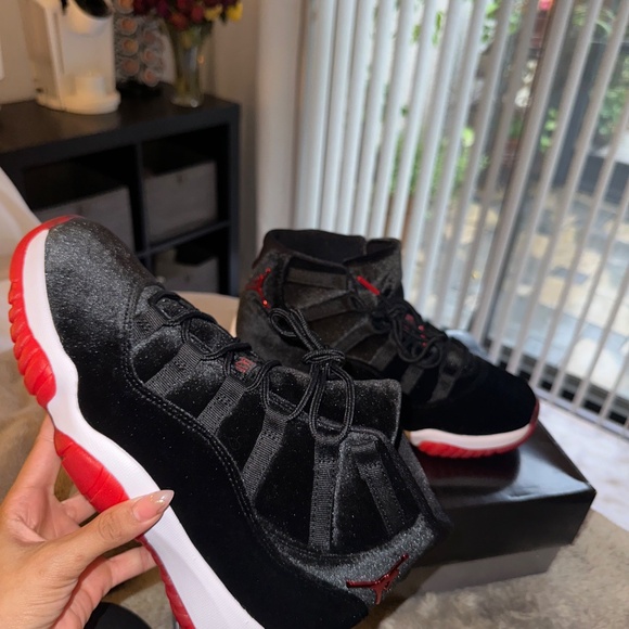 Wmns Air Jordan 11 Retro 'Bred Velvet' - Picture 4 of 4